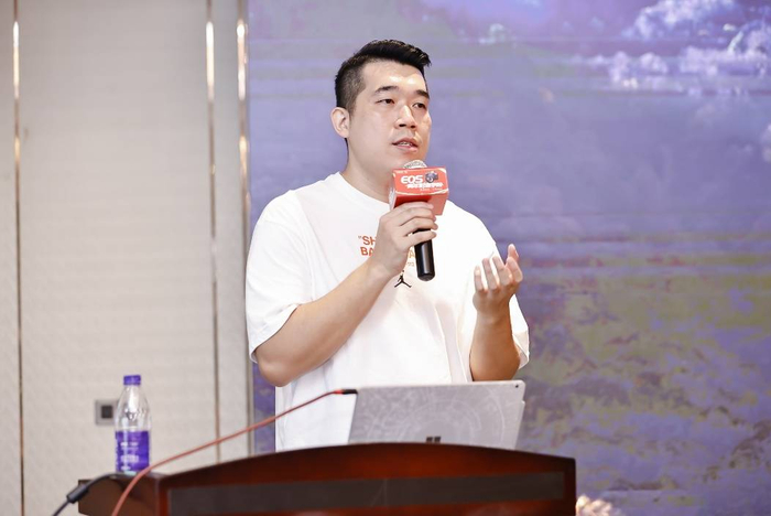 图2 佳能大篷车青年讲师张嘉龙讲师授课