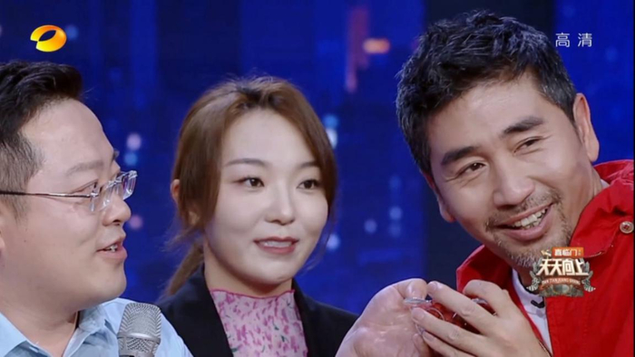 　　图：百瑞源枸杞首席产品体验官郝丽娜携百瑞源锁鲜枸杞亮相湖南卫视《天天向上》，解锁百瑞源锁鲜枸杞。