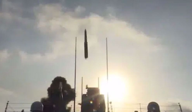 解放军首度公开055型驱逐舰今（2022）年4月发射鹰击-21高超音速反舰导弹的影片。（图片来源：解放军海军）