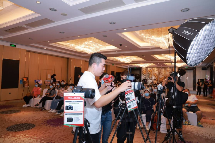 图3 佳能大篷车青年讲师张嘉龙现场教拍