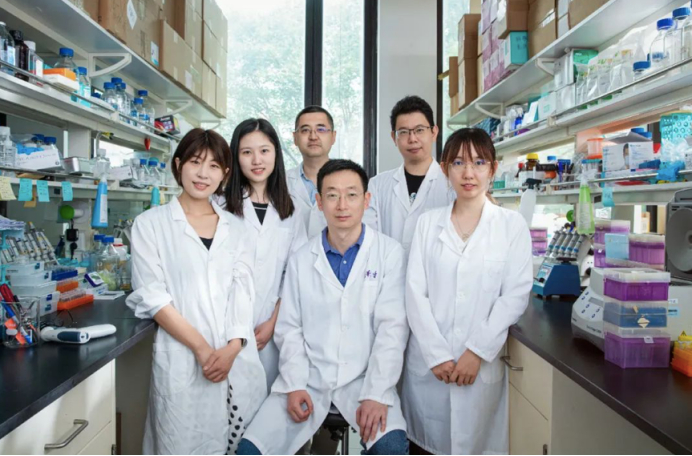 清华大学药学院丁胜团队研究成果主要参与者合影。本文图片均由 清华大学 供图