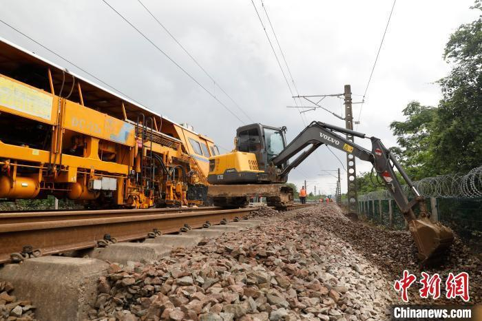 图为铁路部门紧急抢修。 汪翰 摄