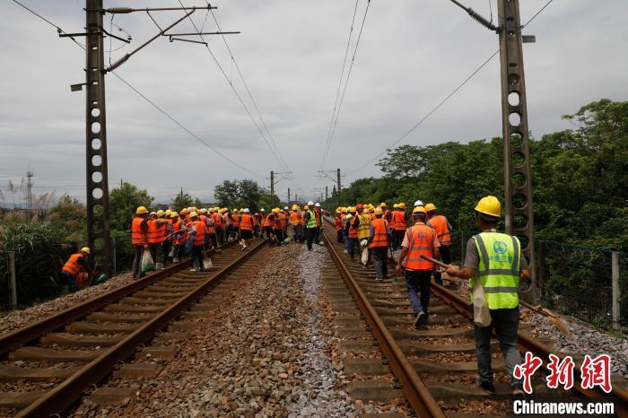 沪昆线上饶至广丰间K540+00至K549+900处水漫钢轨，中断行车，铁路部门紧急抢修。 汪翰 摄