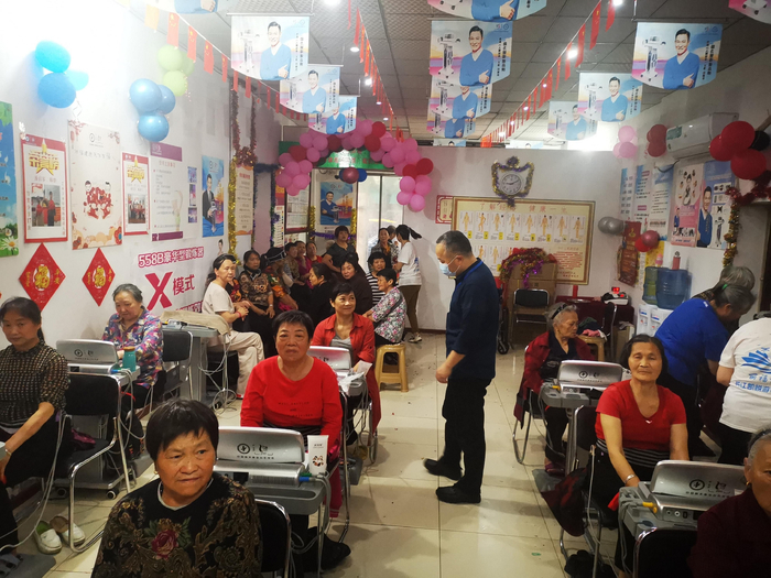 执法人员查处“丽福健”会销现场。康扬建/摄