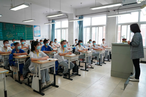 　在北京市平谷区第三中学，初三学生在上语文课&nbsp; 图片来源：新华社记者 任超 摄