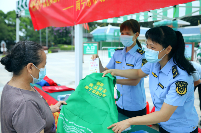 南宁市市场监管局青秀山风景区分局工作人员向群众宣传南宁市创建国家食品安全示范城市相关知识。（何正君 摄）