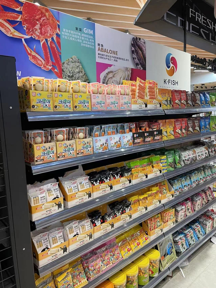 上图：琳琅满目的韩国食品已进入千家万户