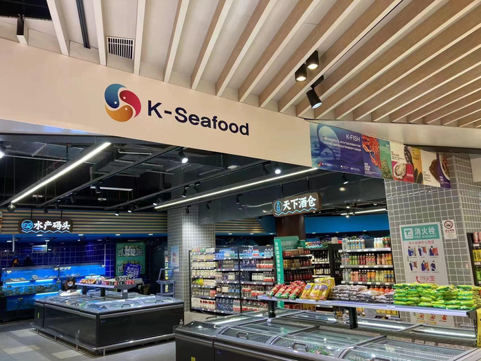 上图：韩国水产协会冷鲜类食品专区