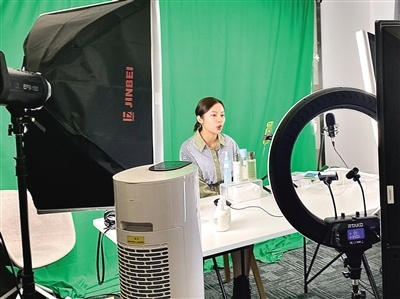 天通科技园入驻企业达81家，入驻企业的主播正在进行直播带货。新京报记者 徐美慧 摄