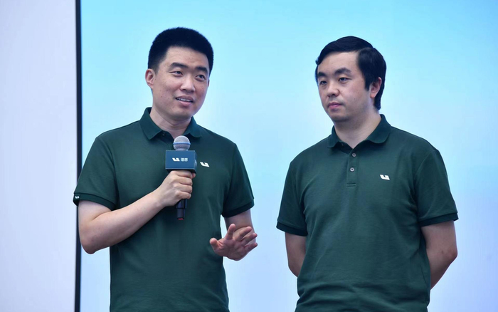 理想汽车创始人、董事长兼CEO李想（左一） 受访者/供图