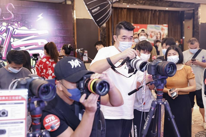 图9佳能大篷车青年讲师张嘉龙在国潮人像体验区教拍