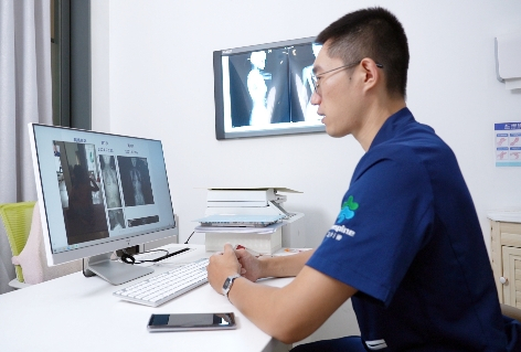 　　图：脊柱侧弯线上康复