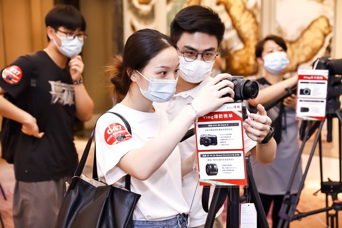 图6 学员在Vlog视频体验区体验拍摄