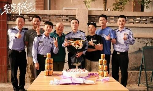 　　总导演丁黑、联合导演符策欣与剧中演员合影