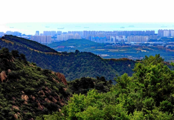 在新修建的盘山路上，可以眺望到远山和大海。