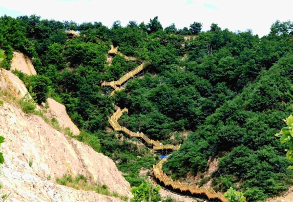 乱刀峪的悬空栈道。