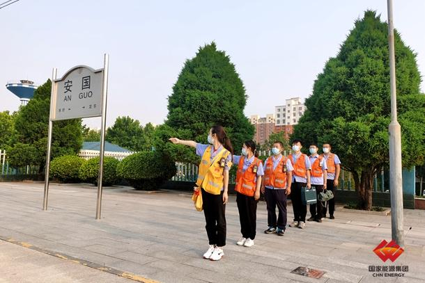 图为配戴新型智能防护系统的作业人员准备上线作业
