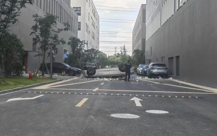 网传蔚来ET7坠楼事故现场照片