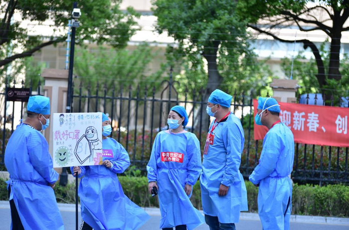 ▲中南建设世纪城“红色物业”在行动