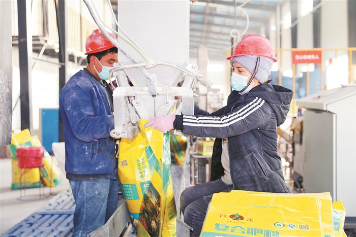     新疆台沃肥业科技有限公司工人在进行产品封装（资料图片）。    刘劲松  摄