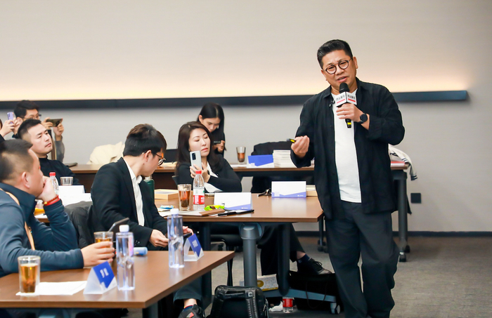 　（杜国楹在创业营讲课）