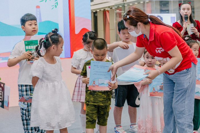 　　扬州主会场公益证书颁发现场