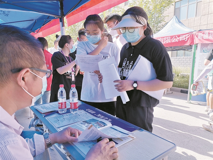     阿拉尔经开区“春风行动”招聘会现场（资料图片）。莫亚鹏  摄