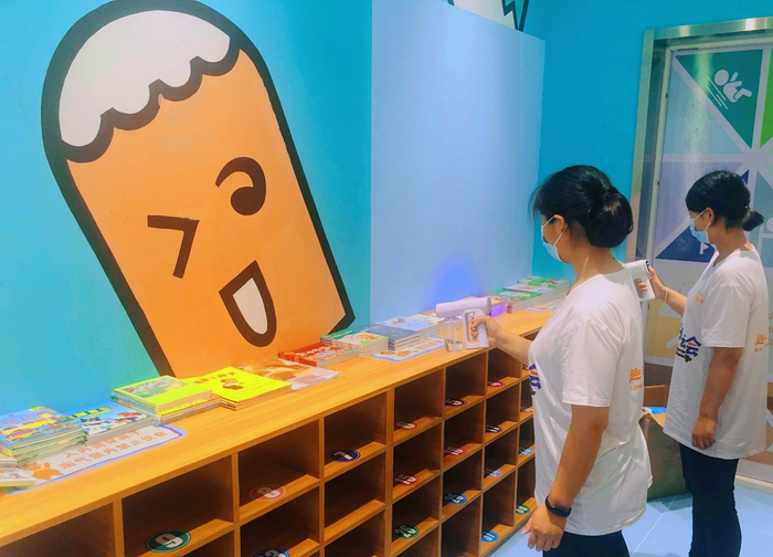 　　多奇妙工作人员进行书籍消毒