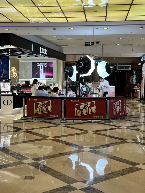 　　▲燕莎友谊商城直播负责人小水正在直播