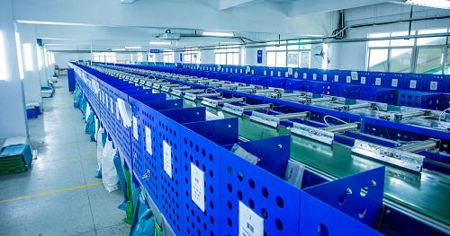 　　图：顺友物流高效运转的东莞物流仓库一角