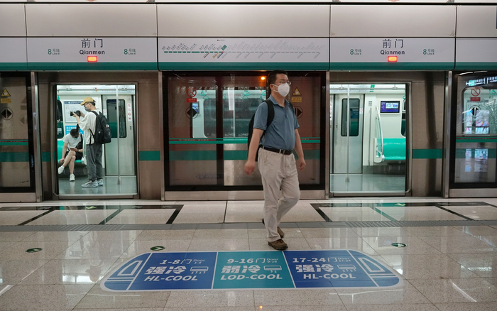 8号线前门站，站台地面贴有“强冷弱冷车厢”引导标志。新京报记者 王贵彬 摄