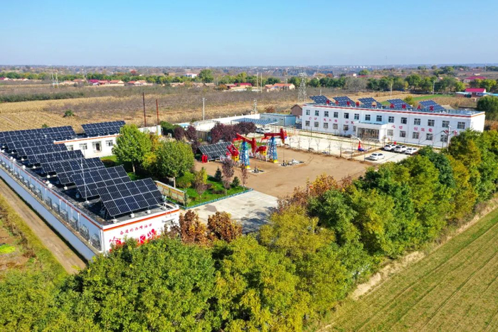 长庆油田采油二厂西峰采油三区利用井场边角、基地屋面建设光伏发电，减少市电消耗和碳排放
