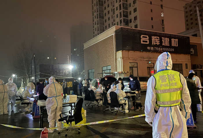 4月26日，辽宁丹东边境管理支队国门湾边境派出所民警在小区核酸检测点进行安全保卫 图源：视觉中国