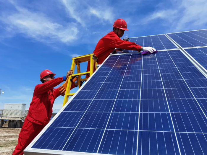 吉林油田供电公司员工正在维护光伏板