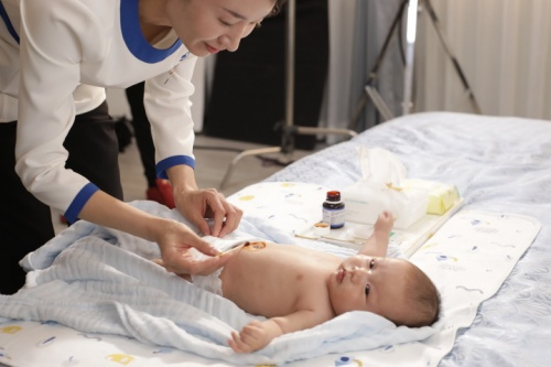 　　图为轻喜到家母婴护理师为新生儿进行脐带护理