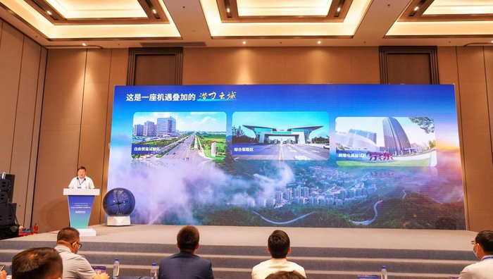 　　烟台黄渤海新区招商局党组书记、局长许琪出席活动并作黄渤海新区招商推介演讲。