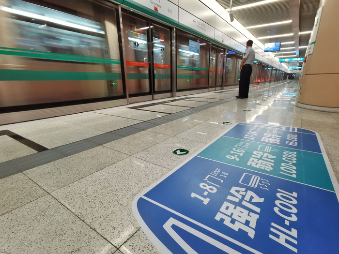 8号线前门站，站台地面贴有“强冷弱冷车厢”引导标志。新京报记者 王贵彬 摄