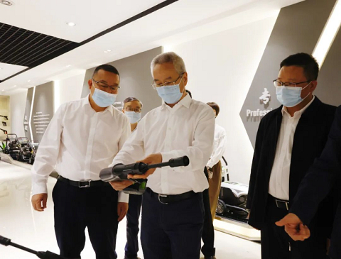 　　【台州市长吴晓东参观绿田机械股份有限公司企业展厅】