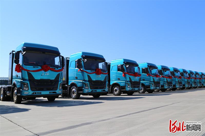 一辆辆新能源长征重卡整装待发。邢台市信都区委宣传部供图
