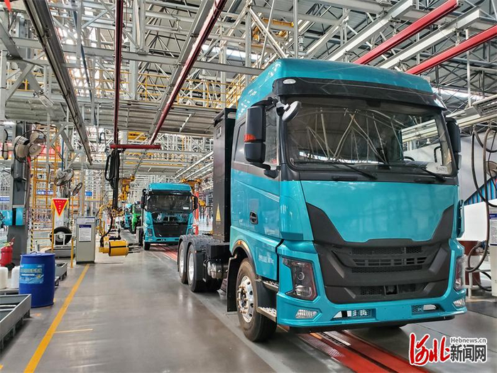 生产车间内，一辆辆新能源长征重卡等待下线。邢台市信都区委宣传部供图