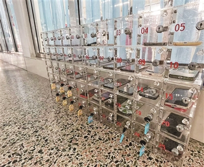     阅卷老师的手机全被锁在门口柜子里。