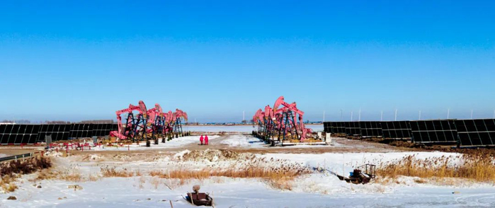 大庆油田首个新能源项目——大庆油田葡47微光伏发电先导试验现场