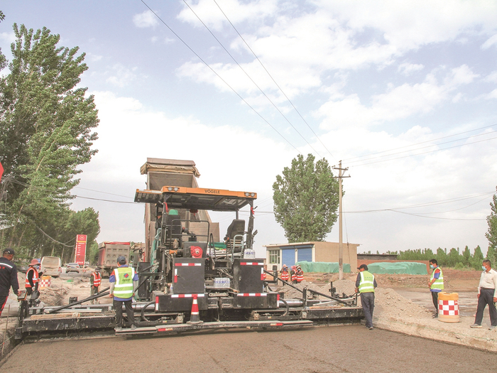     县道杨柏线改建工程施工现场                                                     王震 摄