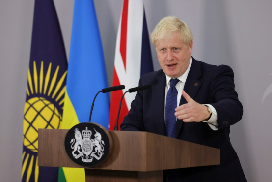 约翰逊当地时间24日在卢旺达举行的新闻发布会上讲话 图自英国政府官网