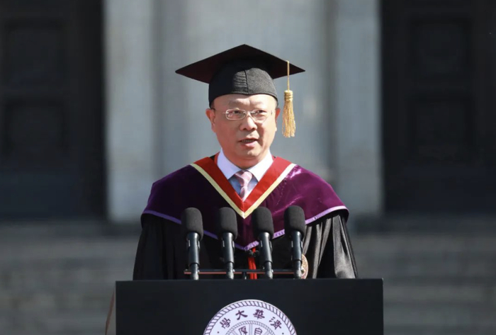 清华大学校长王希勤在毕业典礼上讲话。受访者供图