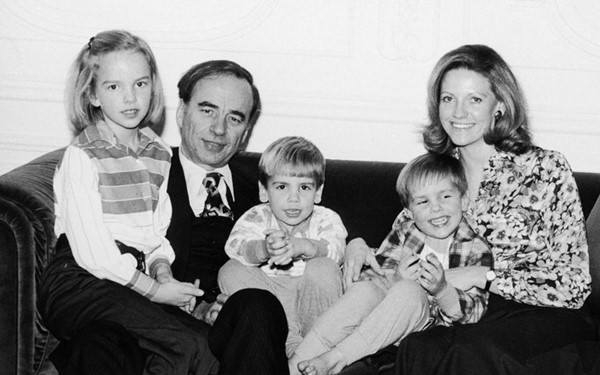 默多克、安娜和他们的3个孩子