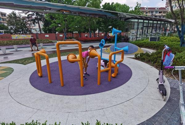 孩子玩耍时，大人可以坐在一旁的弹簧灯柱上