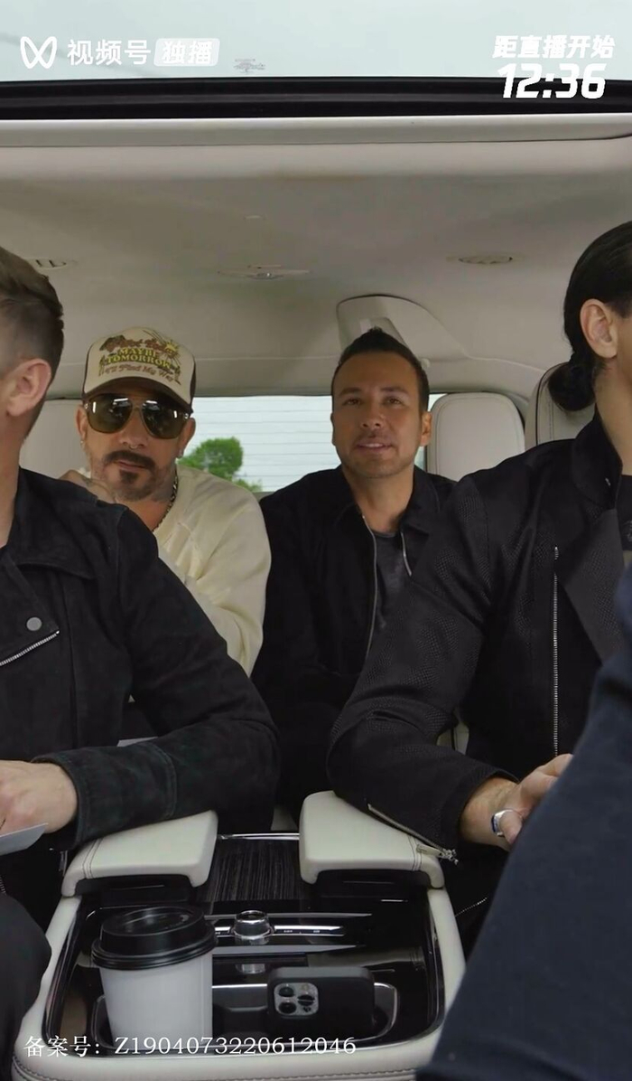 演出开始前，后街男孩在林肯汽车里做预热 图片来源：视频截图