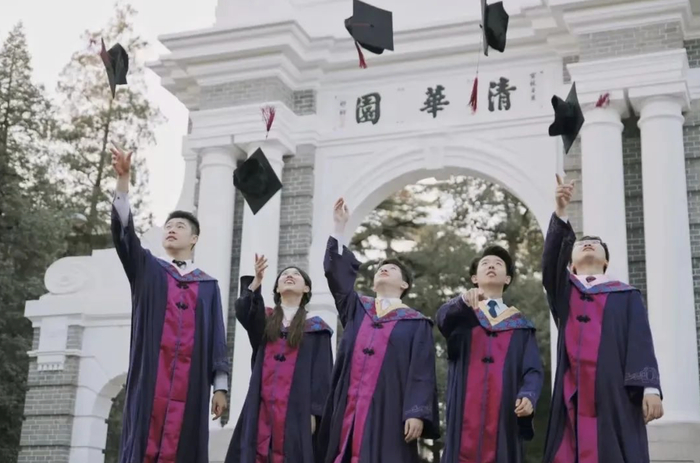 毕业生在清华二校门合影。受访者供图