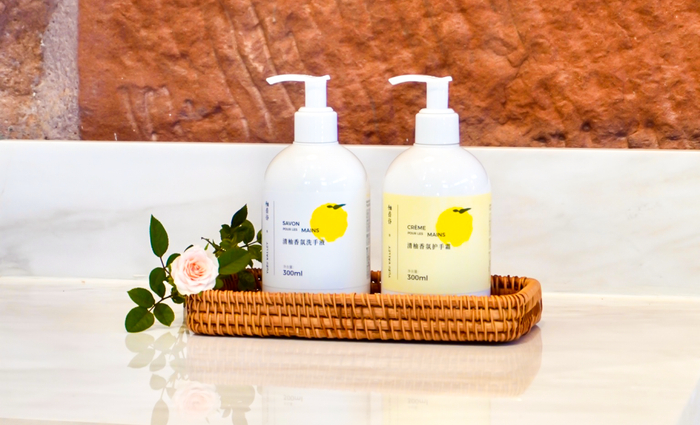 香柚洗护系列以香柚为原料，将花香、果香、木香以及辛香揉在一起。